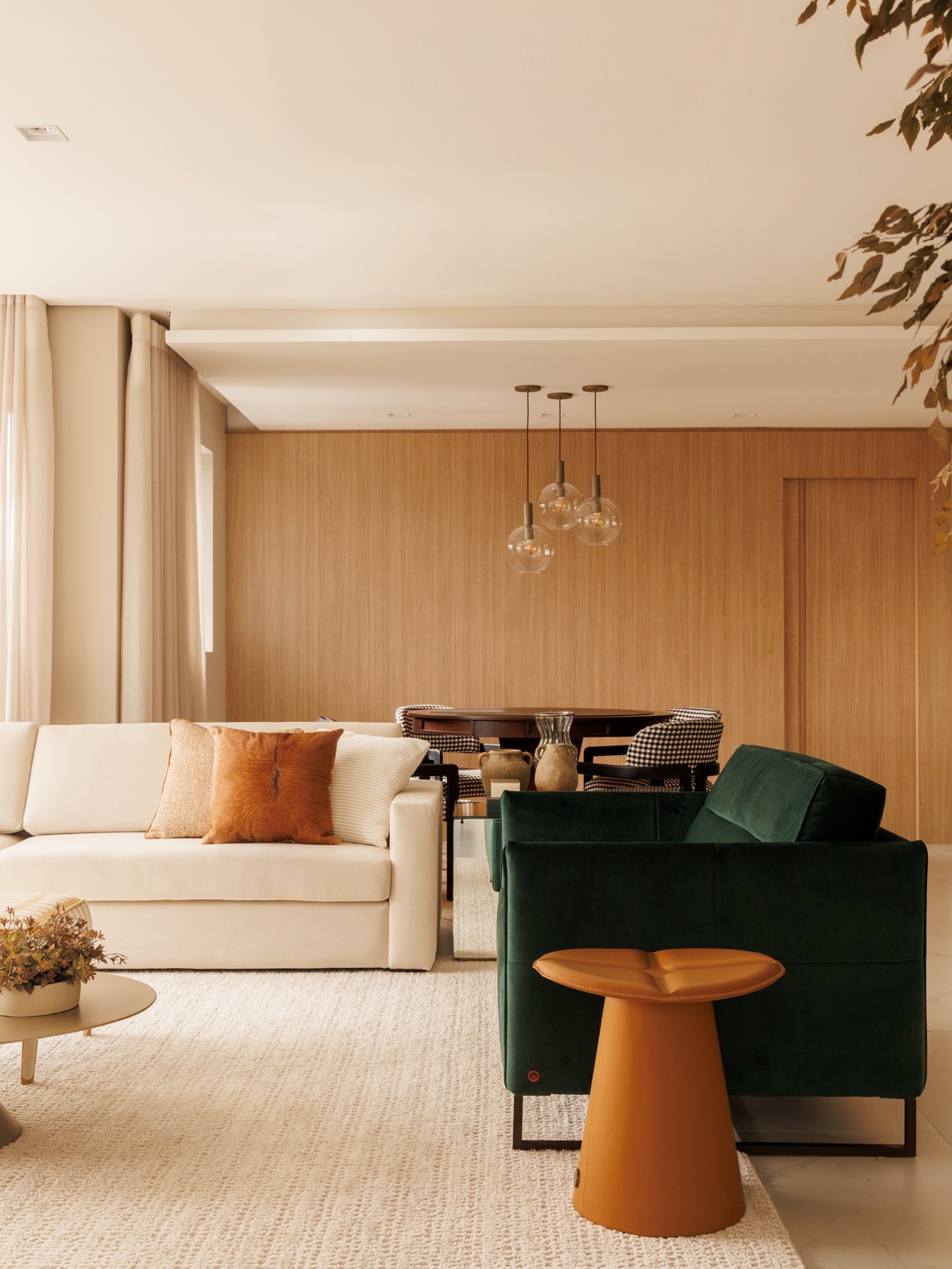 Poltrona verde e banqueta caramelo